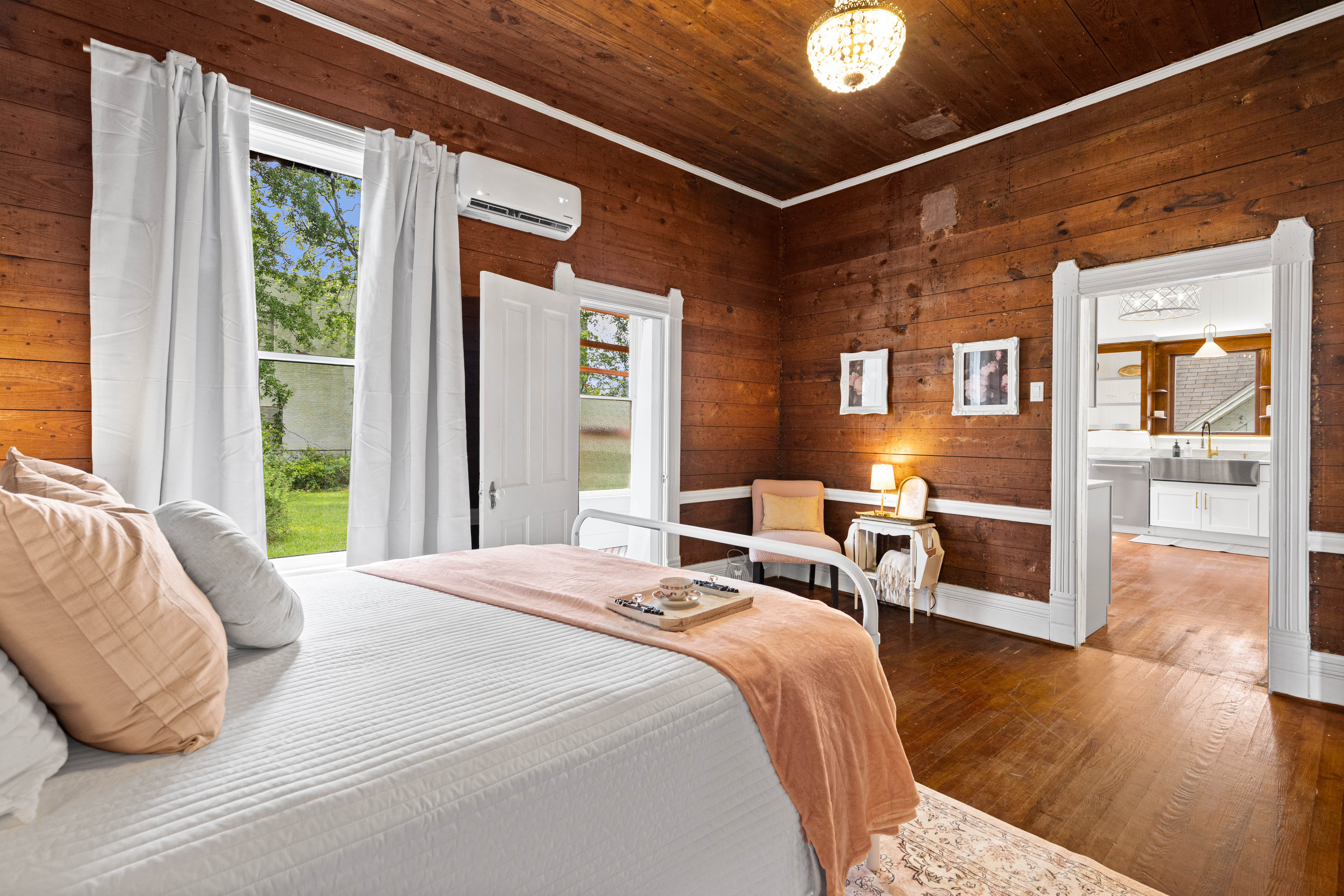 Anna Bell Suite — Main Bedroom