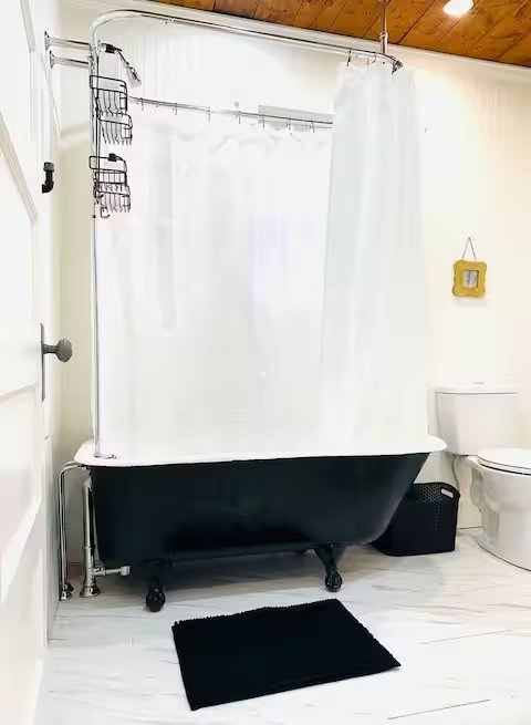 Carriage House — Clawfoot Tub
