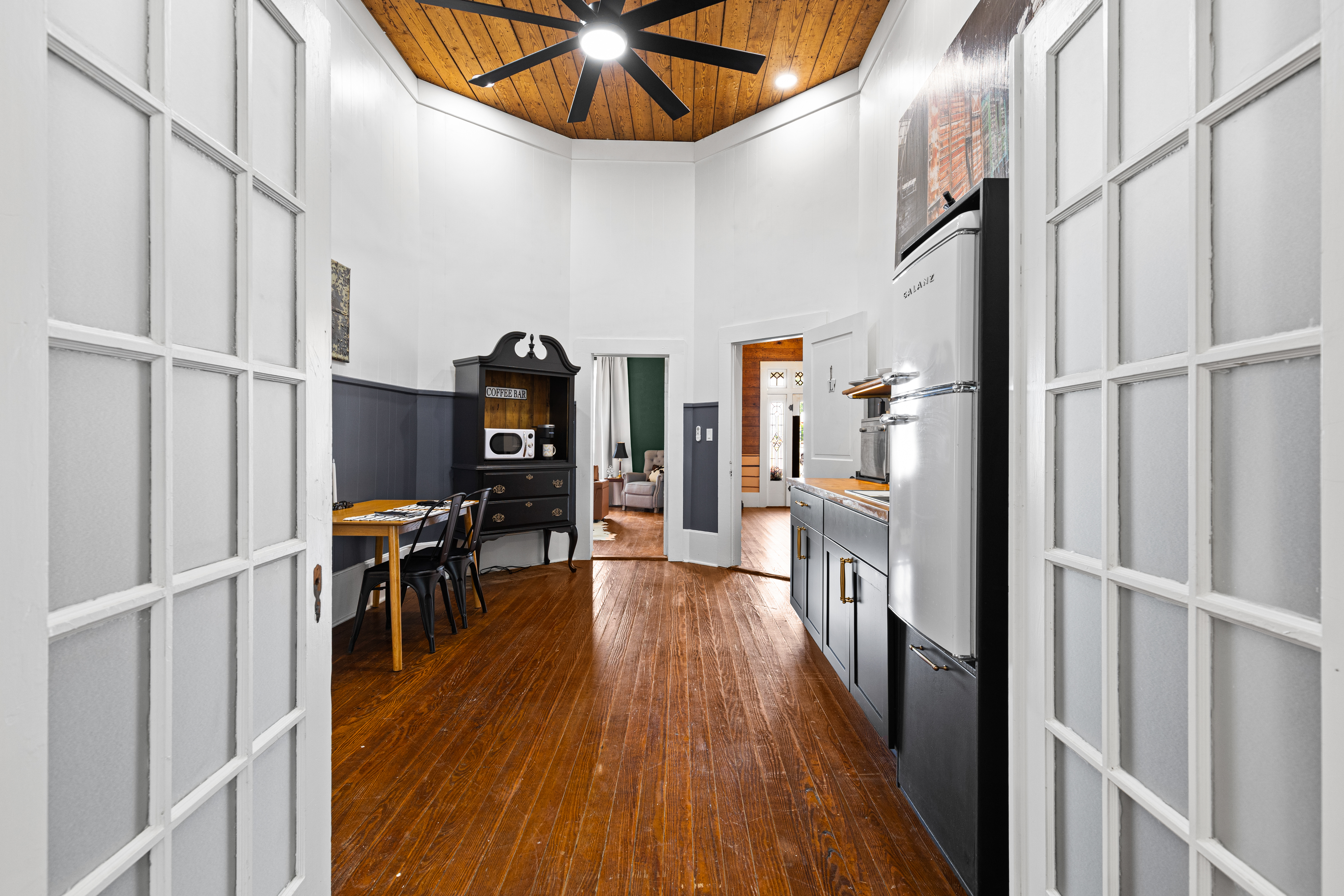 Leonidas Suite — Kitchen & Dining