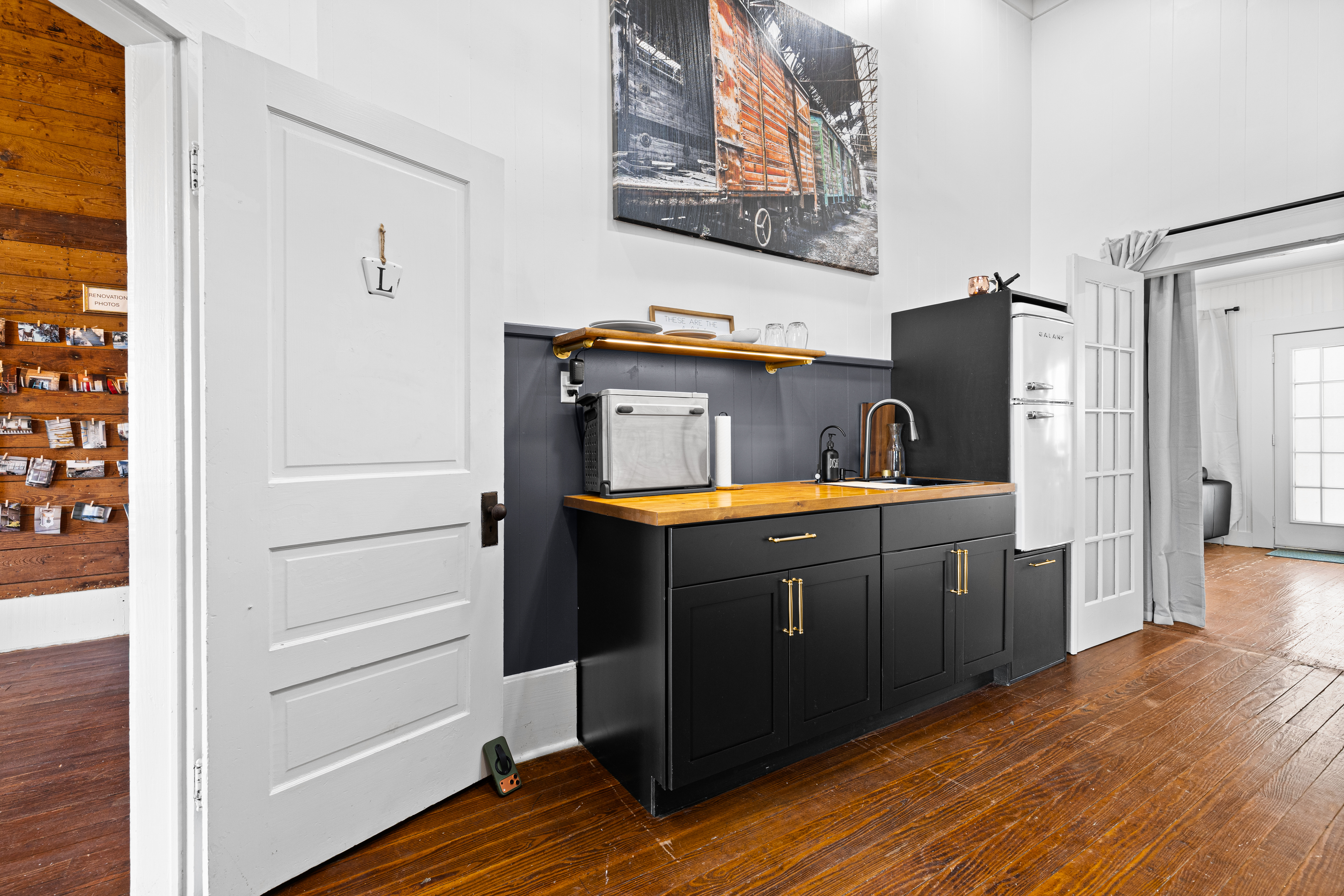 Leonidas Suite — Kitchenette
