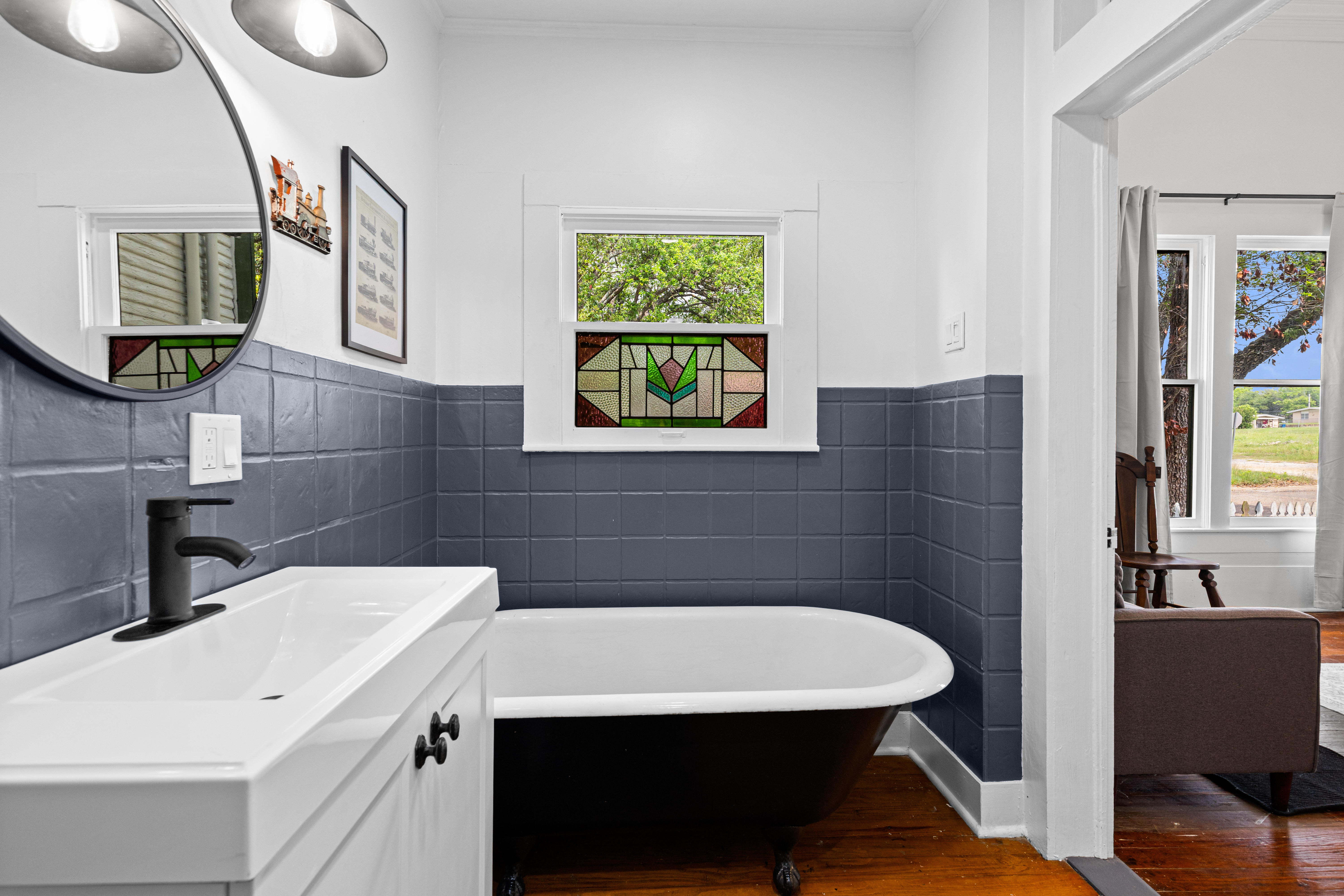 Leonidas Suite — Clawfoot Tub & Stained Glass